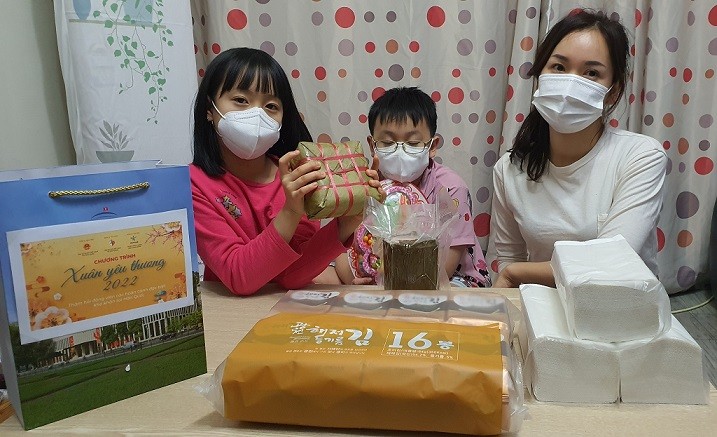 Presenting Tet gifts to Vietnamese in difficulty in RoK
